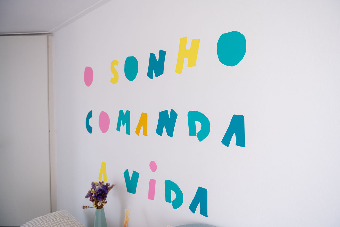 Parede do centro com a frase O sonho comanda a vida